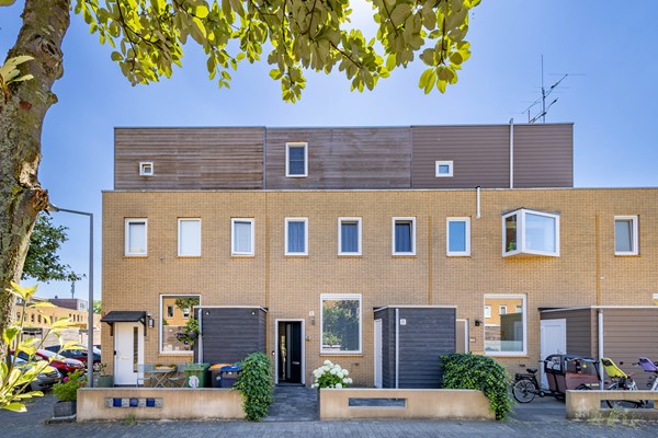 Zeer goed onderhouden tussenwoning met 5/6 slaapkamers en fraaie achtertuin
